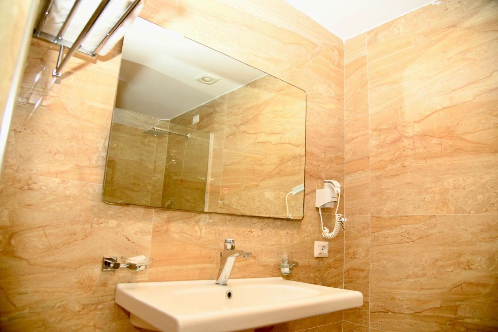 Amber Hotel Albania Spille Eksteriør billede